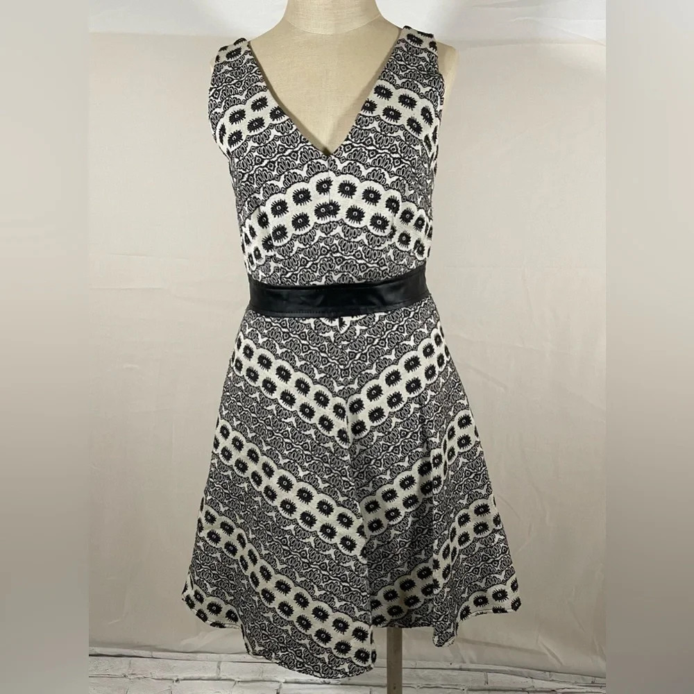 Women’s Chelsea & Violet black/white low v-neck dress M